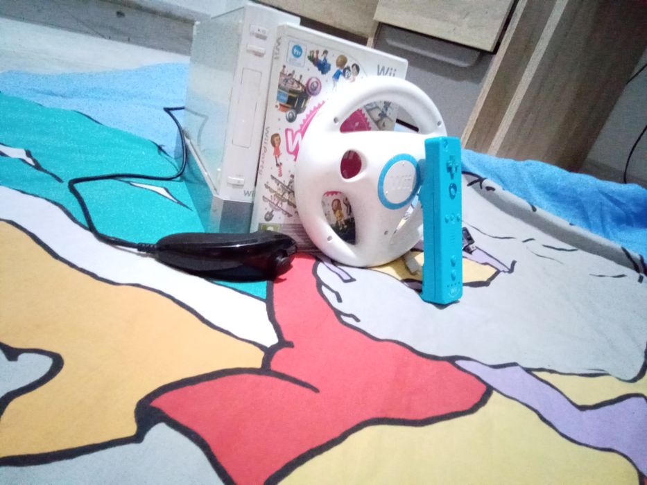 Nintendo Wii com comandos a 70€ e jogo wii party separado a 25€64563978174977122