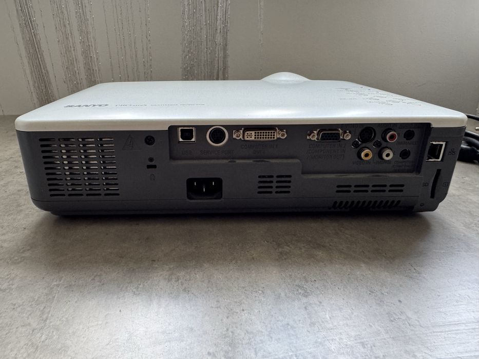 Проектор Sanyo PLC-XU88 з VGA-HDMI кабелем