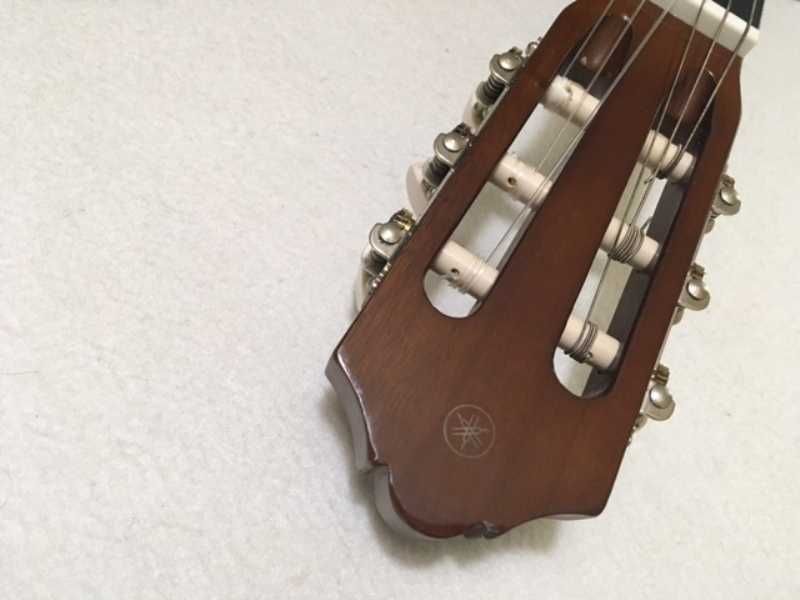 Guitarra acústica Yamaha eletrificada
