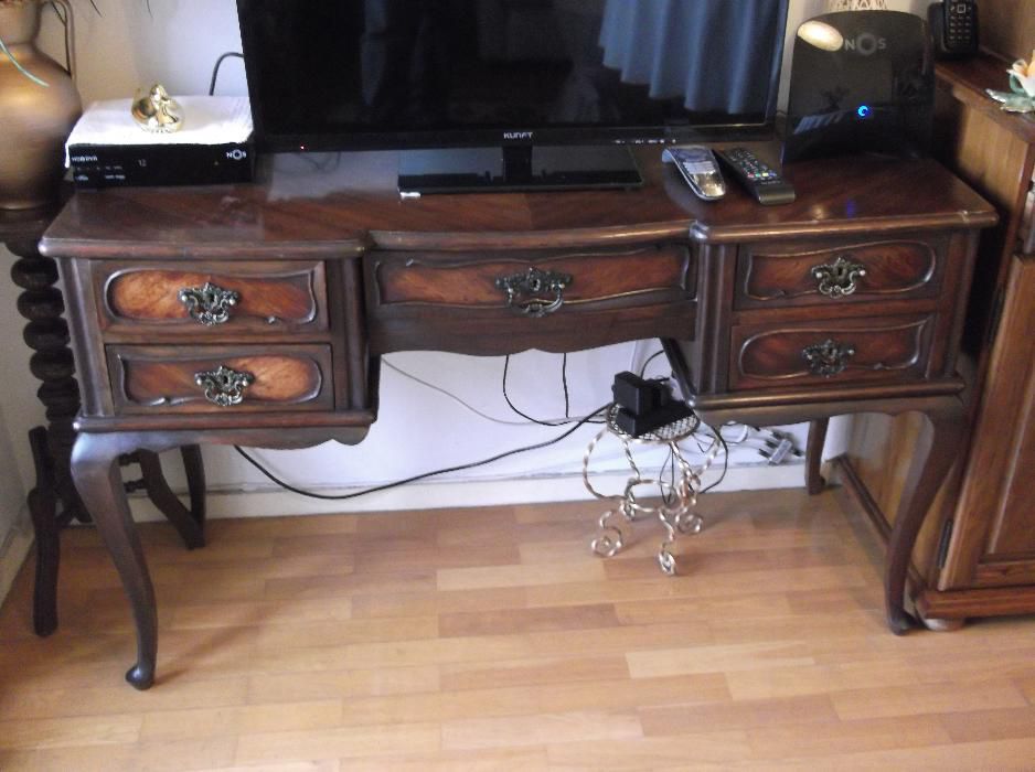 Móvel escrivaninha antiga em madeira com 5 gavetas.