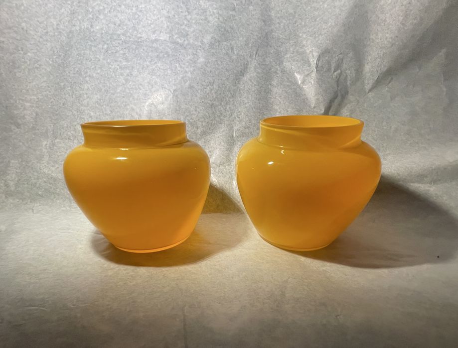 Pequenos potes em vidro laranja