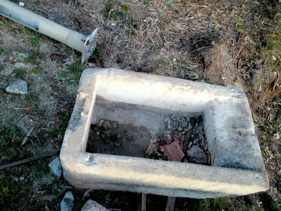 Tanque em pedra antigo