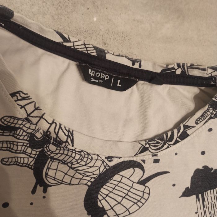 T-shirt Cropp czarno-biały rozmiar L
Rozmiar L 
Długość t-shirtu 70 cm