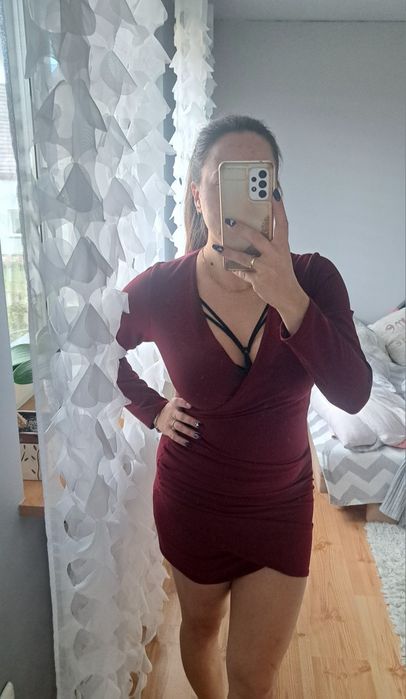 Burgundowa sukienka