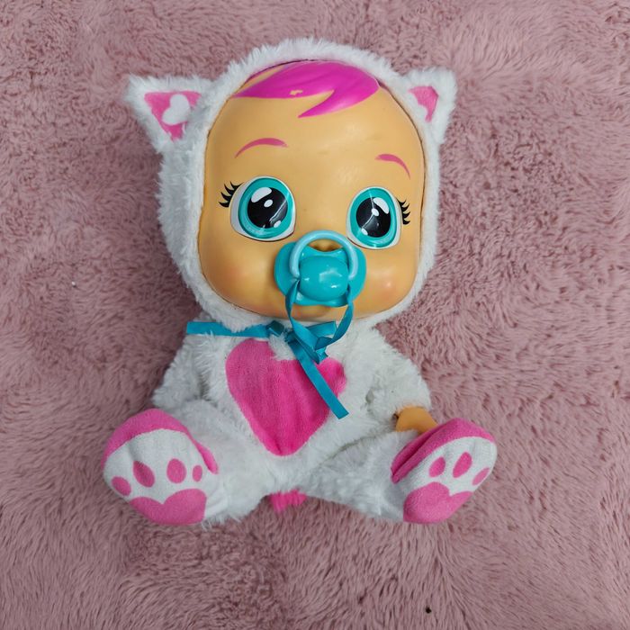 Lalka Cry Babies Daisy w stroju kotka – Interaktywna