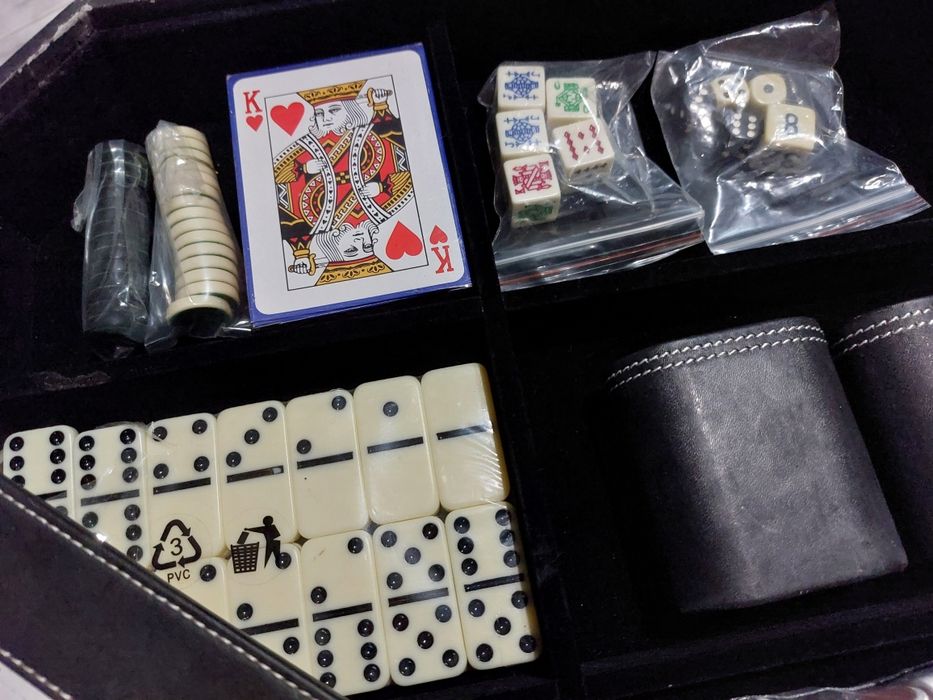 Conjunto de 6 jogos em estojo de veludo 

- Damas
- Xadrez 
- Dom