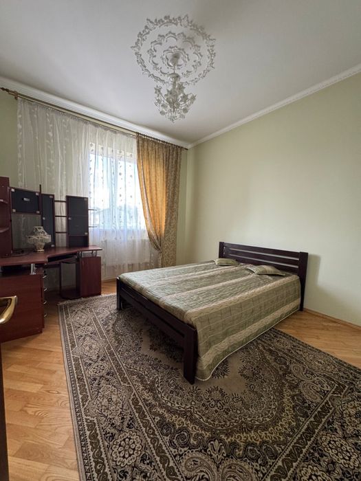 Оренда будинку з паркомісцем