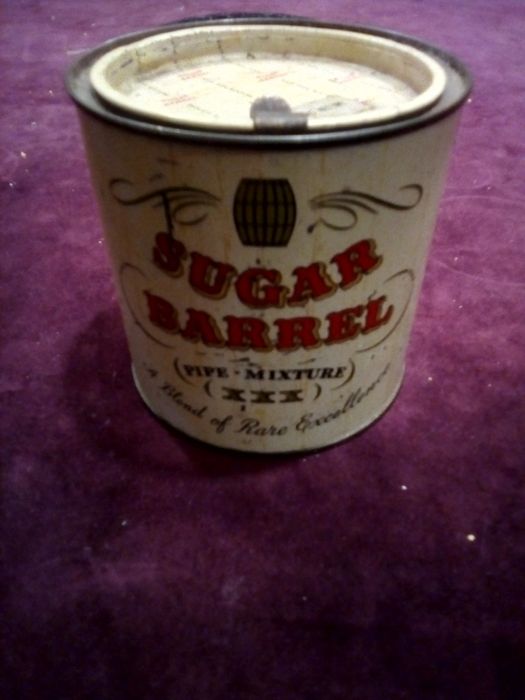 Lata vazia de tabaco para cachimbo