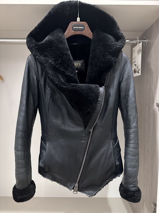 Жіноча шкіряна дублянка з натуральним хутром