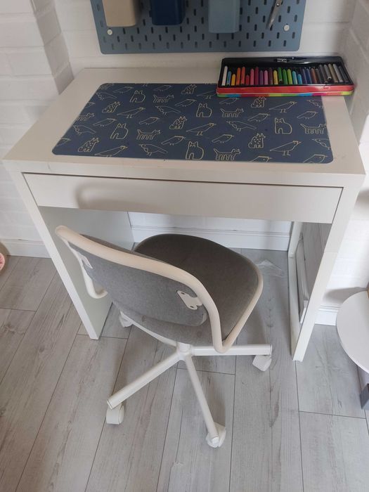 Biurko MICKE Ikea oraz krzesło obrotowe Ikea