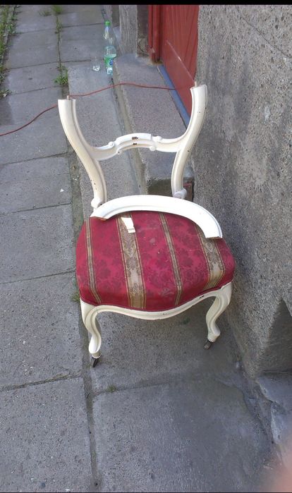 Krzesło stare, sprężyny Ludwik, rzeźbione