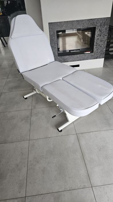 Fotel kosmetyczny regulowany.