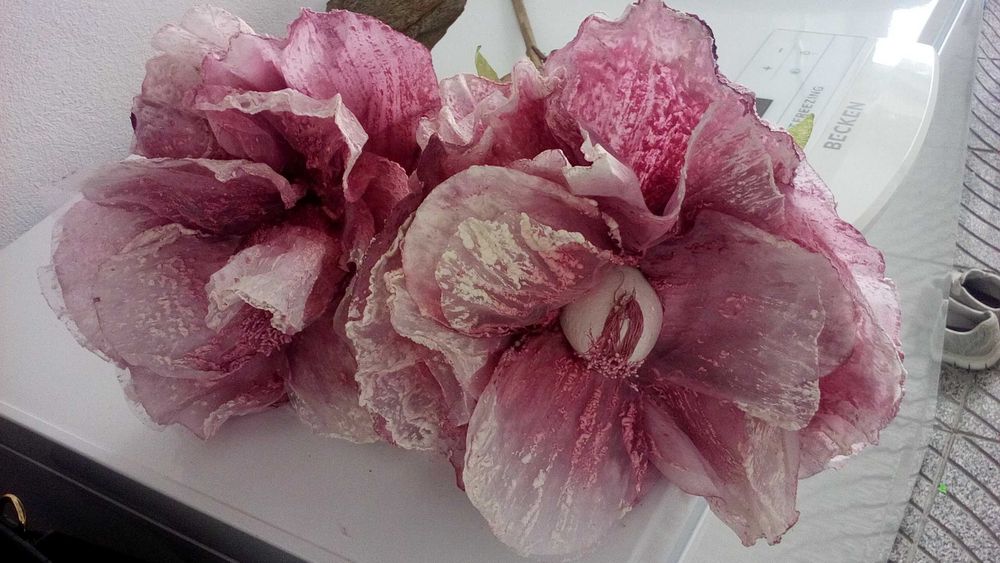 Flores decorativas, texturadas e em tecido