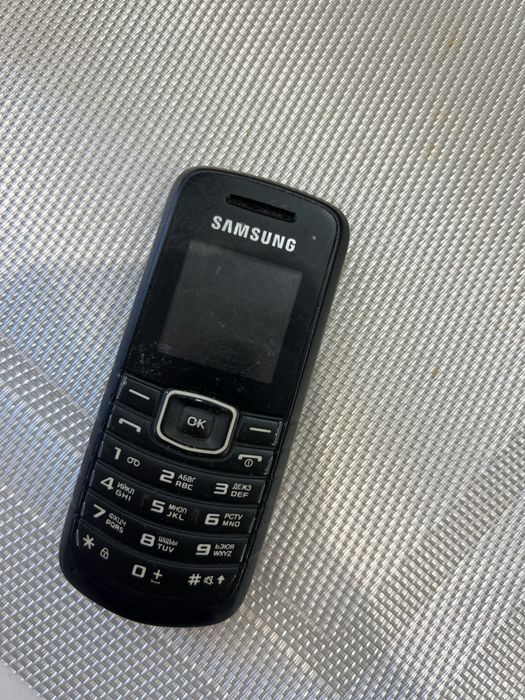 Кнопочний телефон samsung