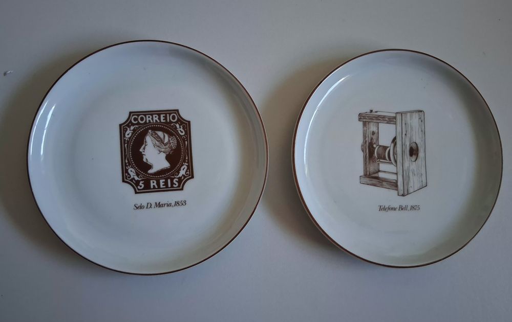 2 Pratos CTT - Decoração Sépia "Selo D. Maria II" e " Telefone Bell"