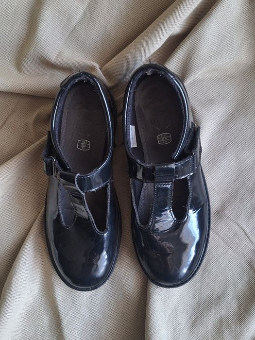 Лаковані жіночі туфлі Clarks