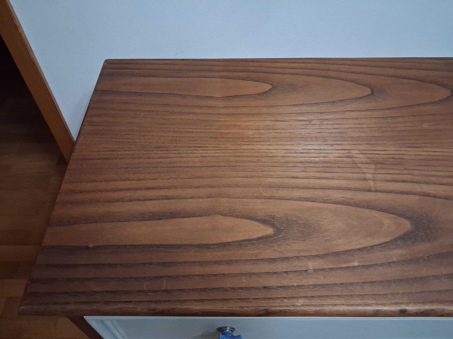 Cómoda para quarto de bebé / rapaz com quatro gavetas espaçosas, em bom estado geral.