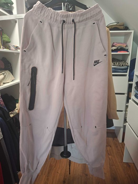 Spodnie dresowe nike damskie bezowe