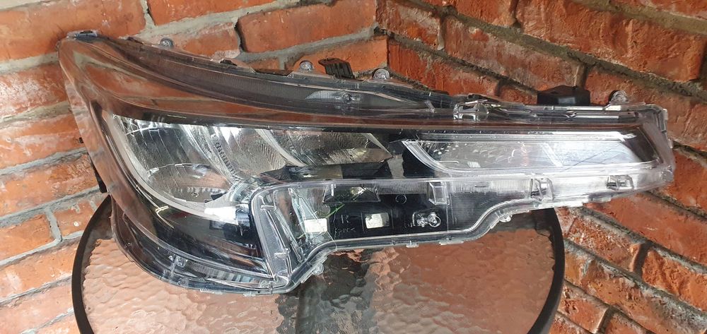 Toyota corolla e21 lampa przód przednia prawa 81110-02s60