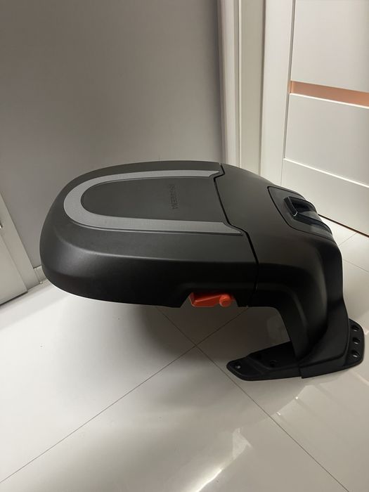 Gardena Sileno -garaż ,zadaszenie robota koszącego. Duży , Piękny stan