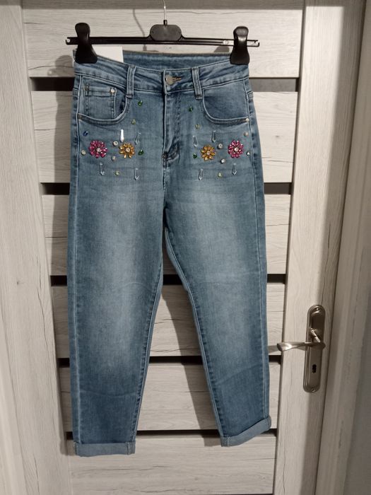 Jeansy Mom Fit z kamieniami