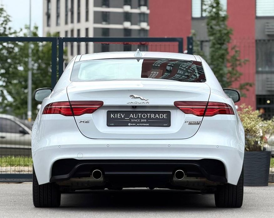Продаж гарного Jaguar XE