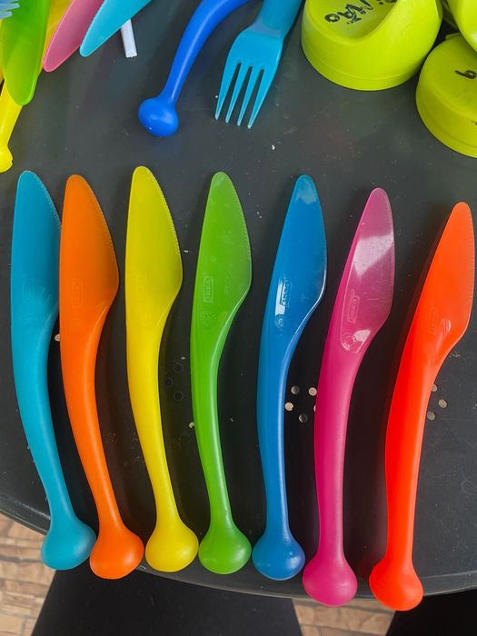 Garfos e facas coloridas