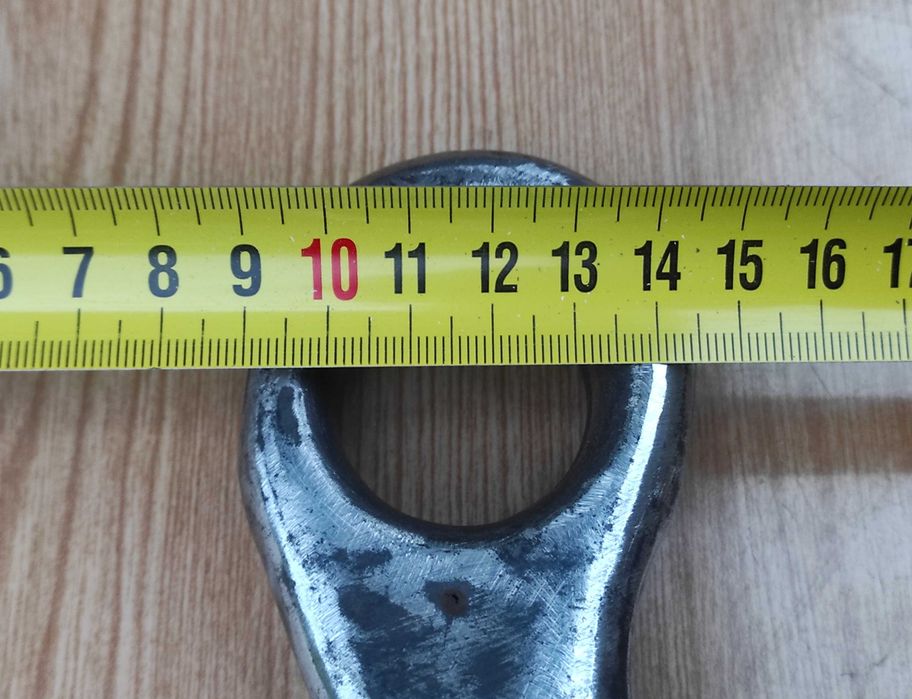 Большой крюк для подъема огромных тяжестей до 30 тонн