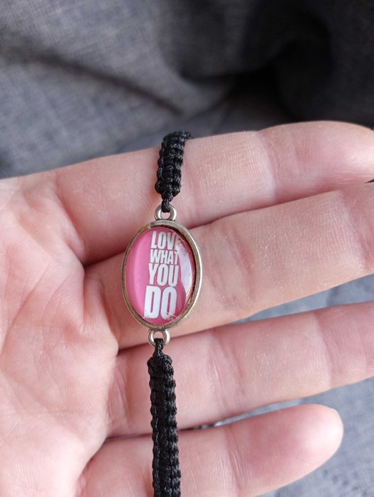 Bransoletka pleciona ze sznurka zaciągana z grafiką czarna