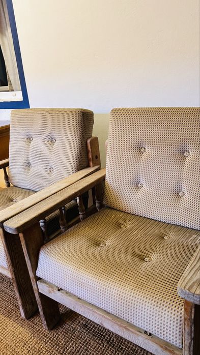 Par de Poltronas  em Madeira Maciça e Estofado