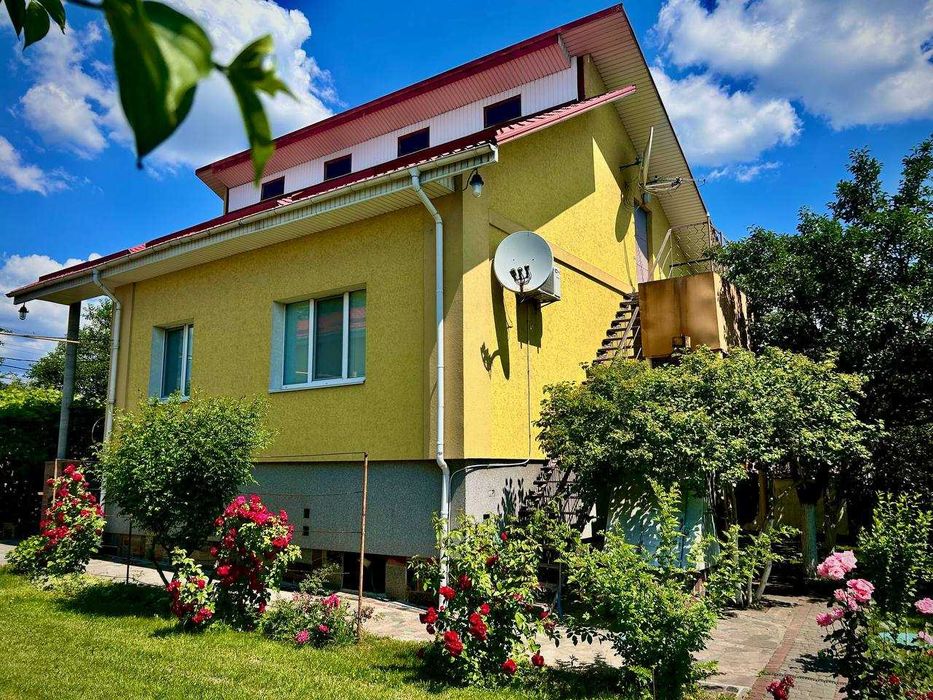 Продається два будинки на ділянці 8.5 соток, центр міста Буча.