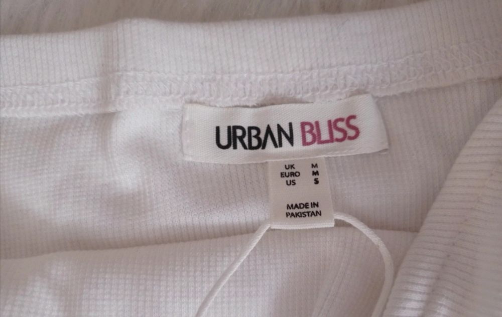 Urban nowe białe body odkryte gołe ramiona elastyczne.