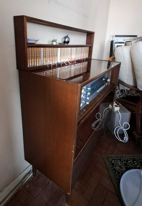 Vende-se Móvel Antigo com Rádio e Gira discos  NordMende a funcionar