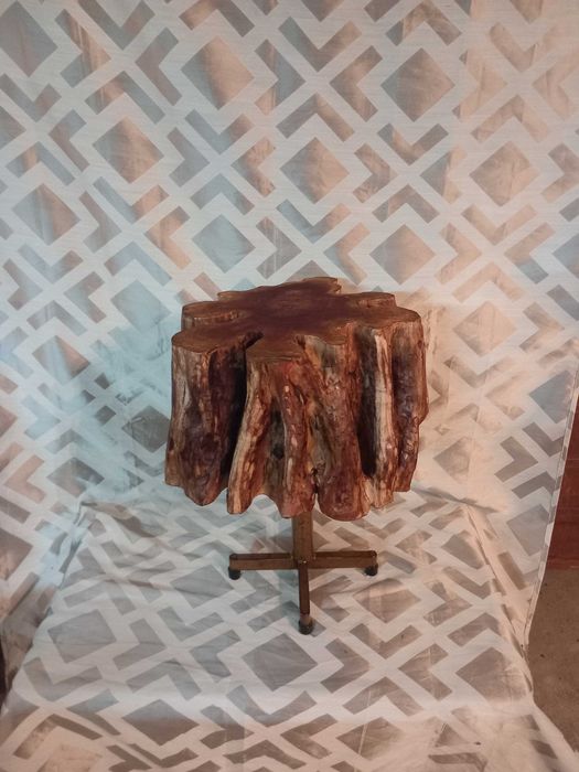 Mesa de apoio ou mesa lateral, rustica industrial, antiga, base latão