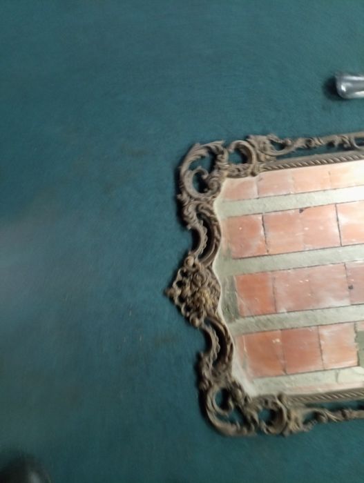 Conjunto de espelho com moldura metálica e escova e calçadeira