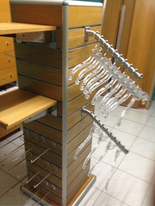 Suporte de cabides para móveis de calhas