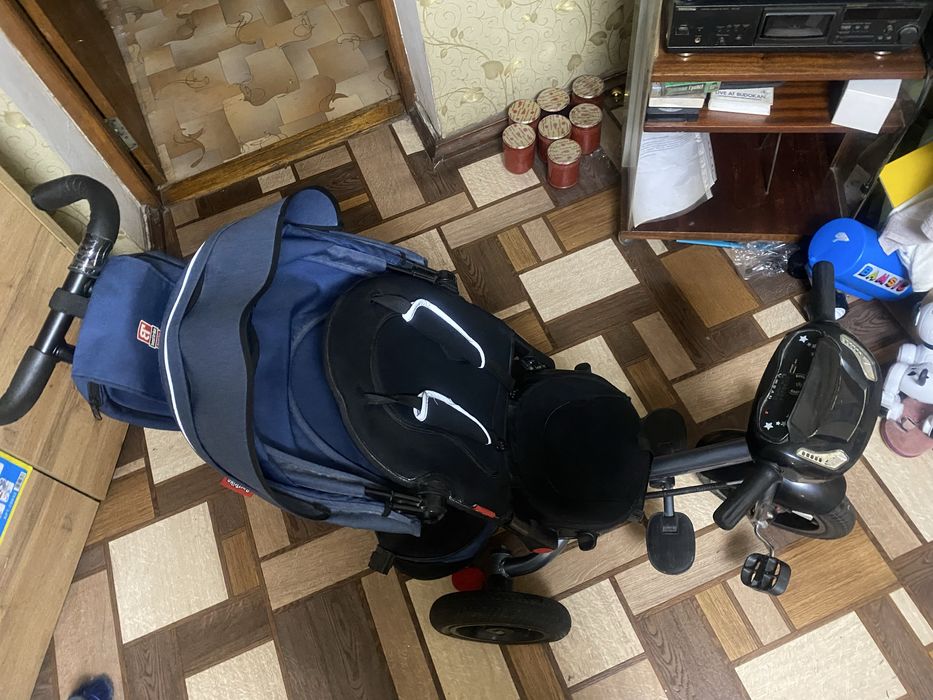 Велосипед в чудовому стані з батьківською  ручкою та блютуз.