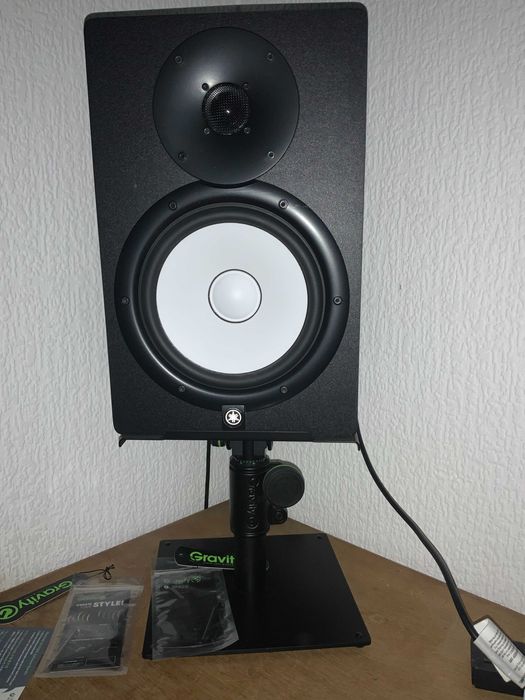 colunas activas de estudio 2 x Yamaha HS8 1 x HS8S Subwoofer  2 x Stands da Gravity SP3102
