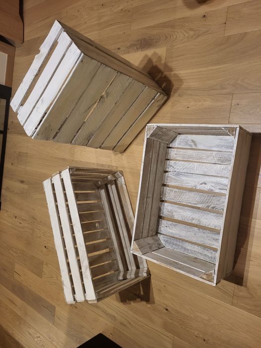 Białe skrzynki drewniane dekoracyjne