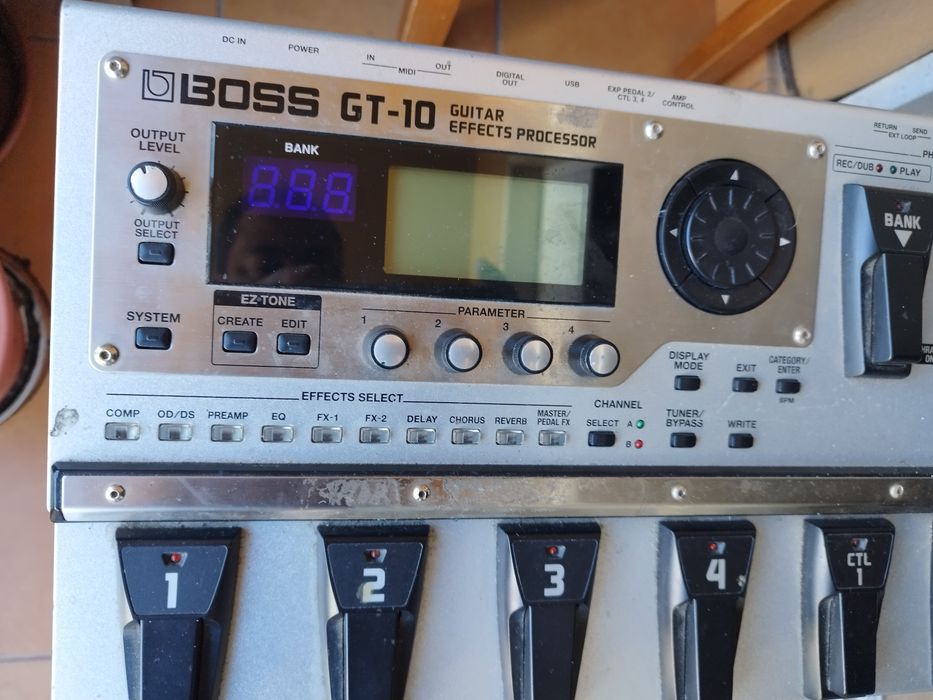 vendo Boss gt10 em perfeito estado,  aceito trocar em uma vé 8 boss