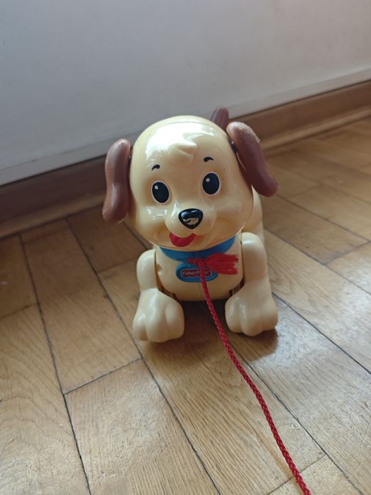 Zabawkowy pies na smyczy