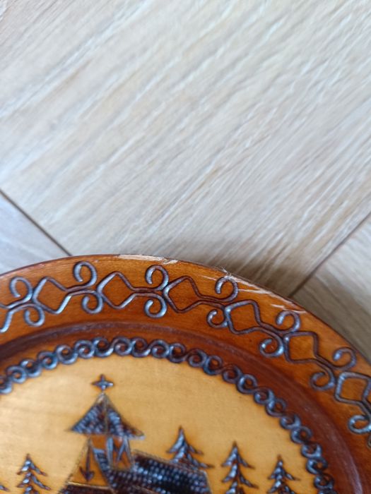 Ozdobny talerz drewniany rzeźbiony