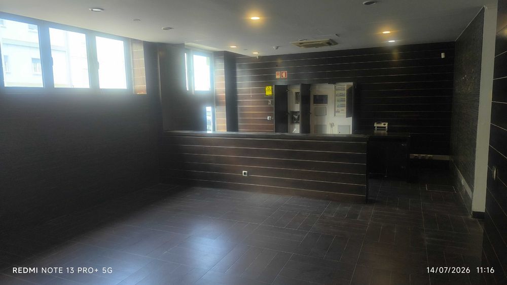 Espaço Comercial e de Serviços com 221 m² | Comércio, Serviços ou Restauração | Garagem para 5 Viaturas