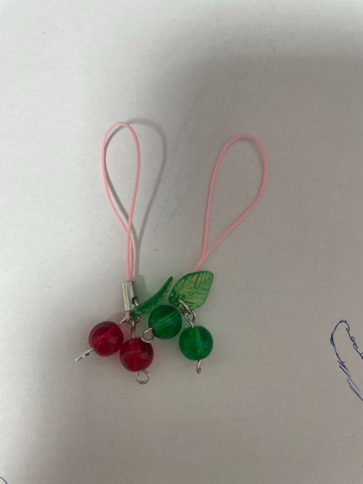 Парні брелки ручної роботи вишеньки зелено червоні