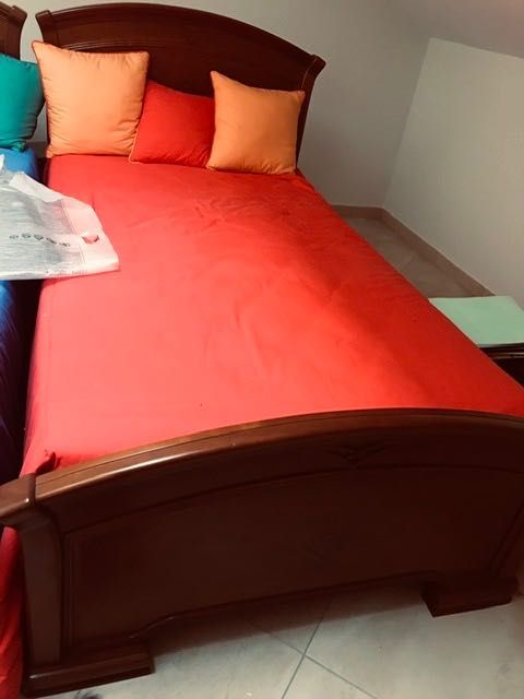 Cama 1,10 m de largura com colchão madeira cereijo