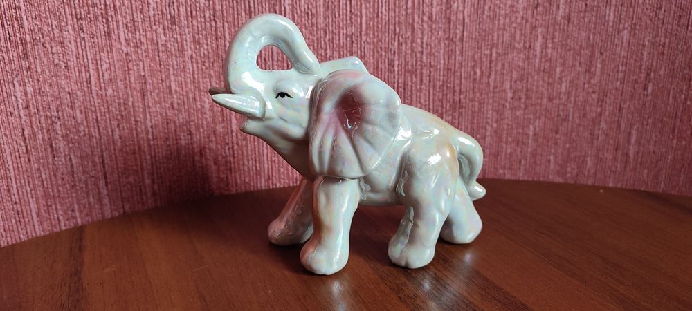Перламутрова статуетка слона