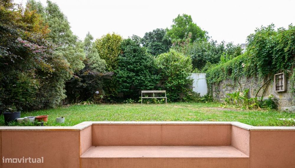 Moradia V3+1 com jardim para arrendar na Foz do Douro, no Porto