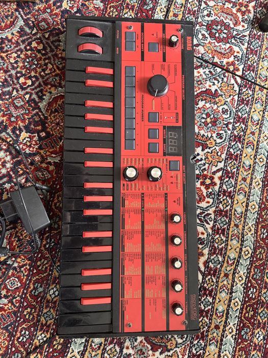 Microkorg w niesamowitej czarno-czerwonej wersji