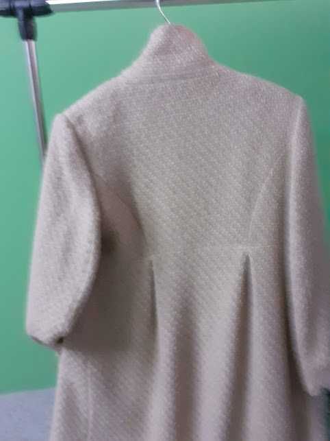 Casaco comprido em beje