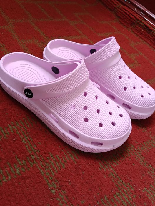 Жіночі крокси.